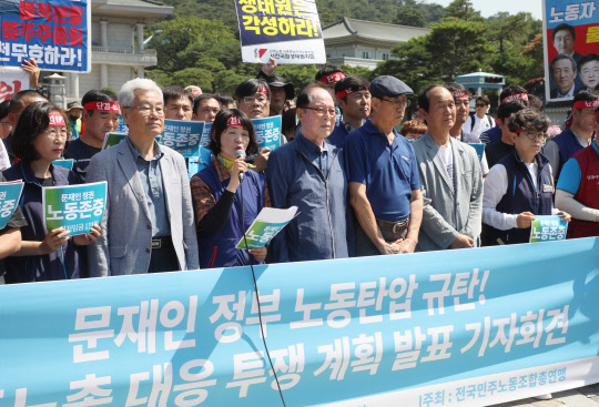 대정부 투쟁 밝히는 민주노총      (서울=연합뉴스) 한상균 기자 = 민주노총 김경자 수석부위원장이 24일 오전 청와대 앞에서 대정부 투쟁 기자회견을 하고 있다. 김명환 위원장은 불법행위 주도 혐의로 지난 21일 구속됐다. 2019.6.24      xyz@yna.co.kr  (끝)